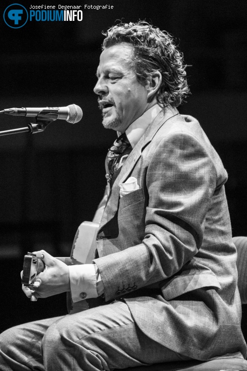 Ian Siegal op Robert Cray - 26/09 - TivoliVredenburg foto