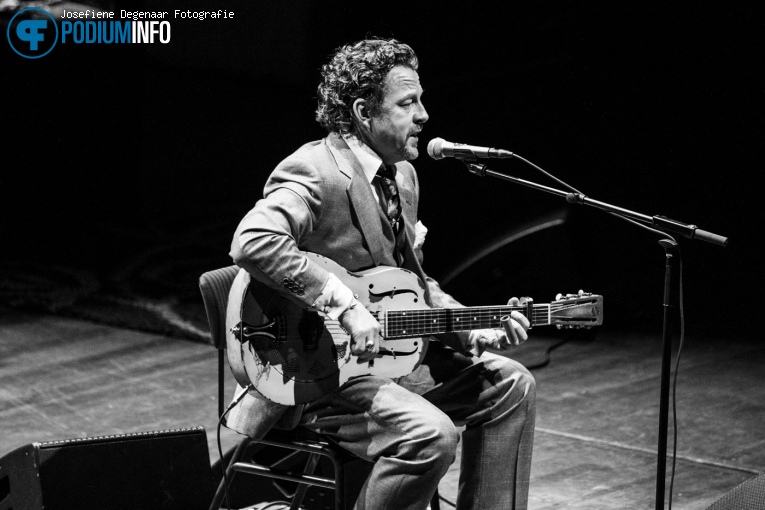 Ian Siegal op Robert Cray - 26/09 - TivoliVredenburg foto