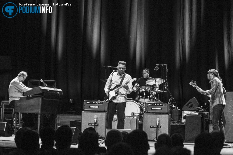 Foto Robert Cray op Robert Cray - 26/09 - TivoliVredenburg