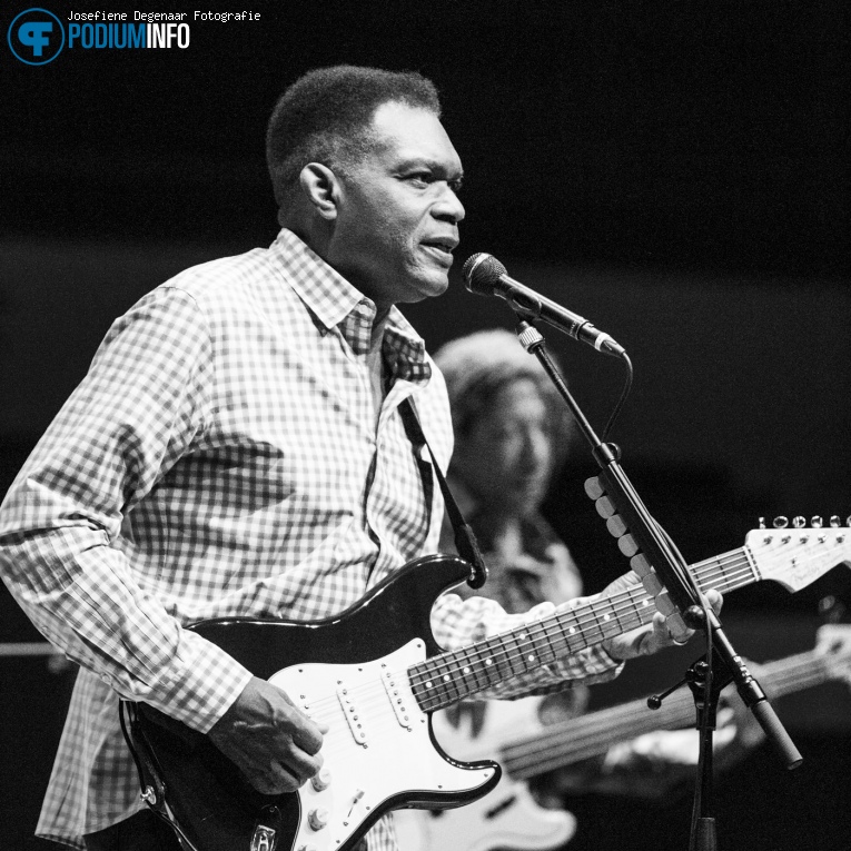 Foto Robert Cray op Robert Cray - 26/09 - TivoliVredenburg