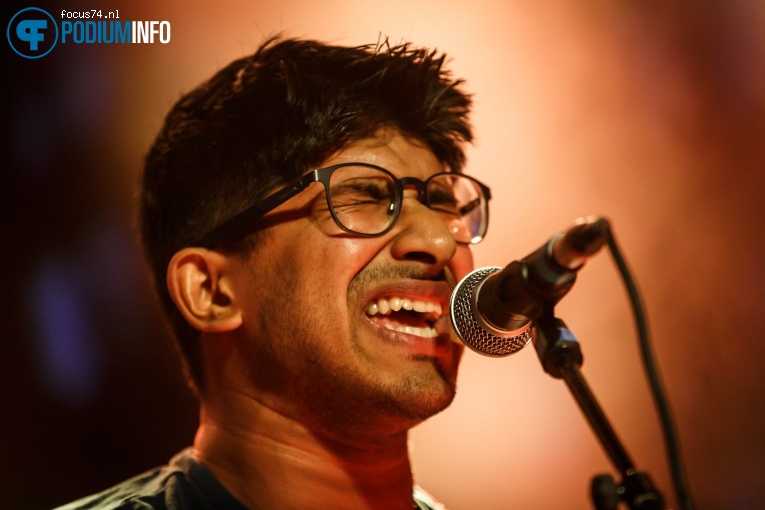 Soham De op Pierce Brothers - 03/10 - Luxor Live foto