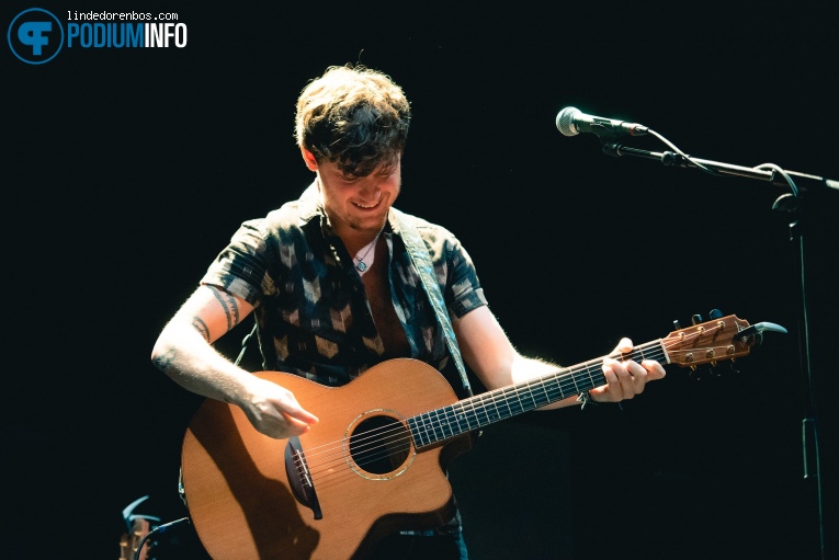 Ryan McMullan op Kodaline - 04/10 - TivoliVredenburg foto