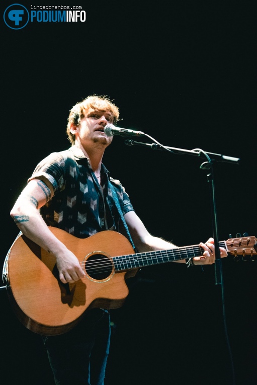 Ryan McMullan op Kodaline - 04/10 - TivoliVredenburg foto