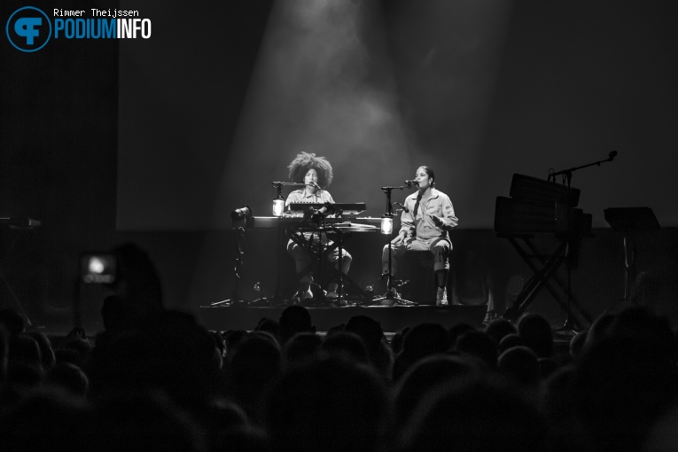 Ibeyi op Ibeyi - 26/10 - TivoliVredenburg foto