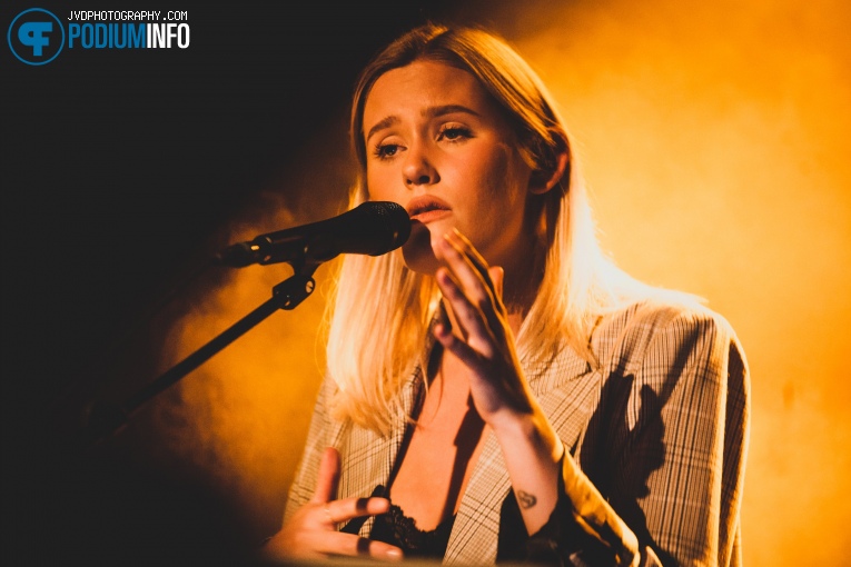 Foto Lilly Ahlberg op Emma Blackery - 9/10 - Sugarfactory