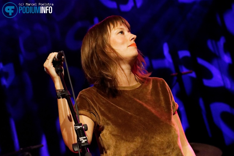Marlene Bakker op Daniel Lohues - 13/10 - TivoliVredenburg foto