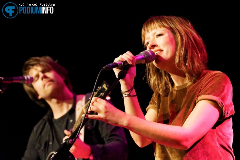 Marlene Bakker op Daniel Lohues - 13/10 - TivoliVredenburg foto