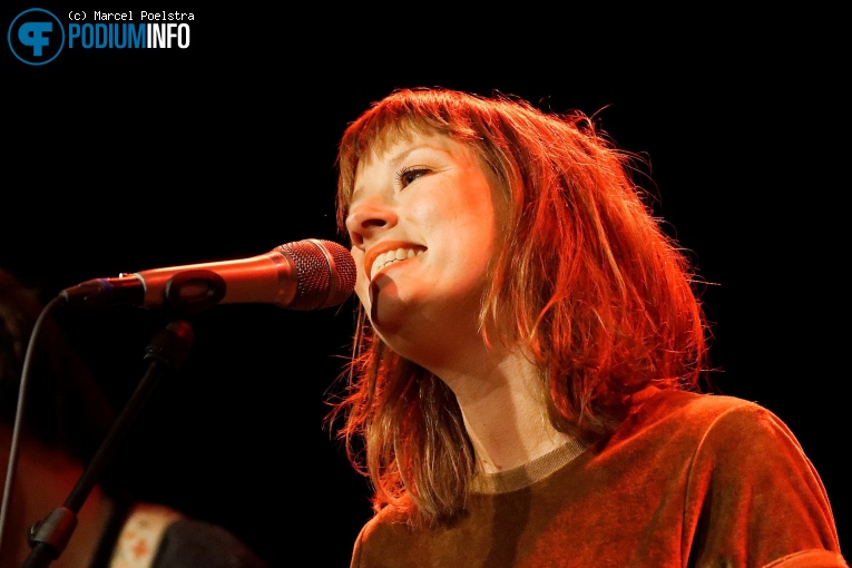 Marlene Bakker op Daniel Lohues - 13/10 - TivoliVredenburg foto
