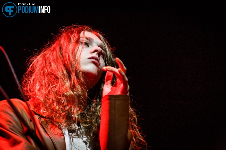 Lauren Auder op Christine and the Queens - 13/10 - AFAS Live foto