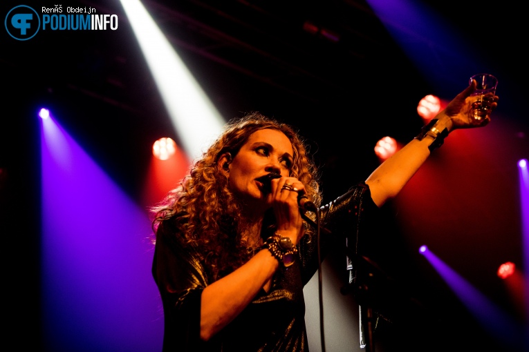 Dana Fuchs op Dana Fuchs 9-11 DRU Cultuurfabriek foto