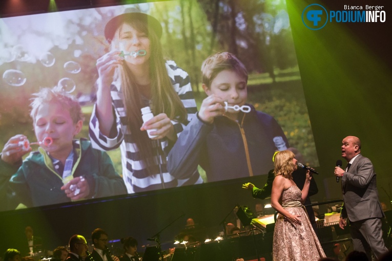 Claudia de Breij op Benefietconcert 'Mag Ik Dan Bij Jou' - 26/11 - TivoliVredenburg foto