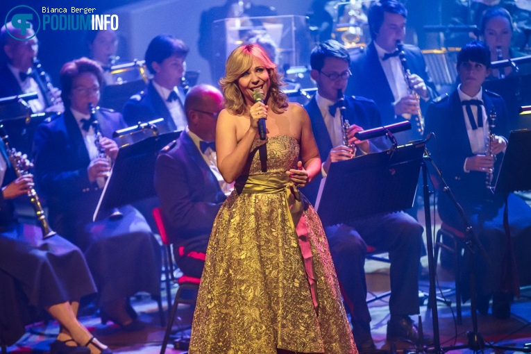 Claudia de Breij op Benefietconcert 'Mag Ik Dan Bij Jou' - 26/11 - TivoliVredenburg foto