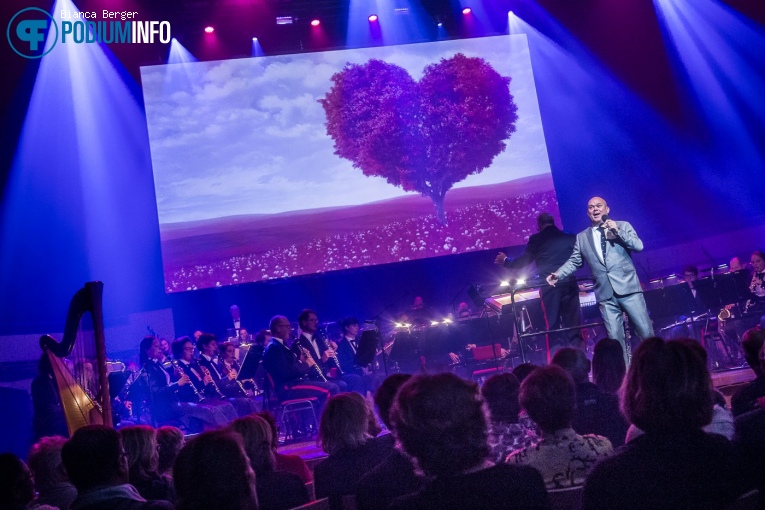 Paul de Leeuw op Benefietconcert 'Mag Ik Dan Bij Jou' - 26/11 - TivoliVredenburg foto