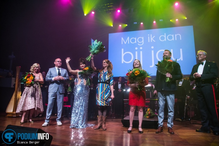 Claudia de Breij op Benefietconcert 'Mag Ik Dan Bij Jou' - 26/11 - TivoliVredenburg foto