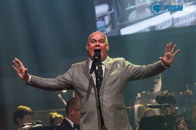 Paul de Leeuw op Benefietconcert 'Mag Ik Dan Bij Jou' - 26/11 - TivoliVredenburg foto