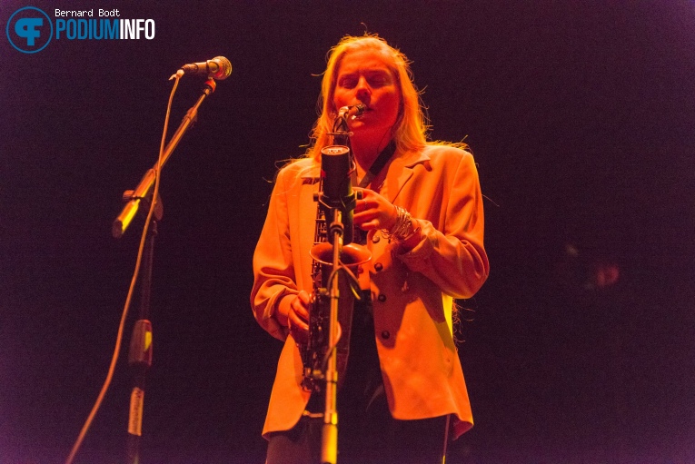 Nilüfer Yanya op Interpol - 27/11 - TivoliVredenburg foto