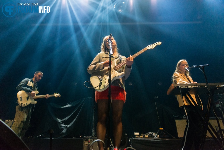 Nilüfer Yanya op Interpol - 27/11 - TivoliVredenburg foto