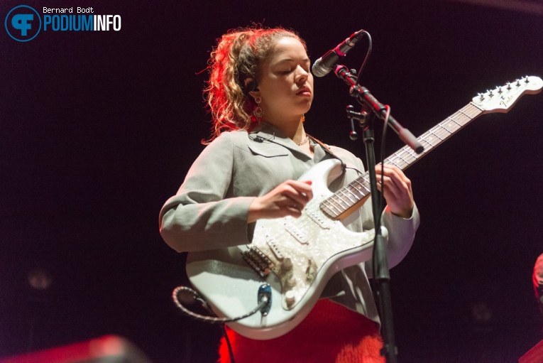 Nilüfer Yanya op Interpol - 27/11 - TivoliVredenburg foto