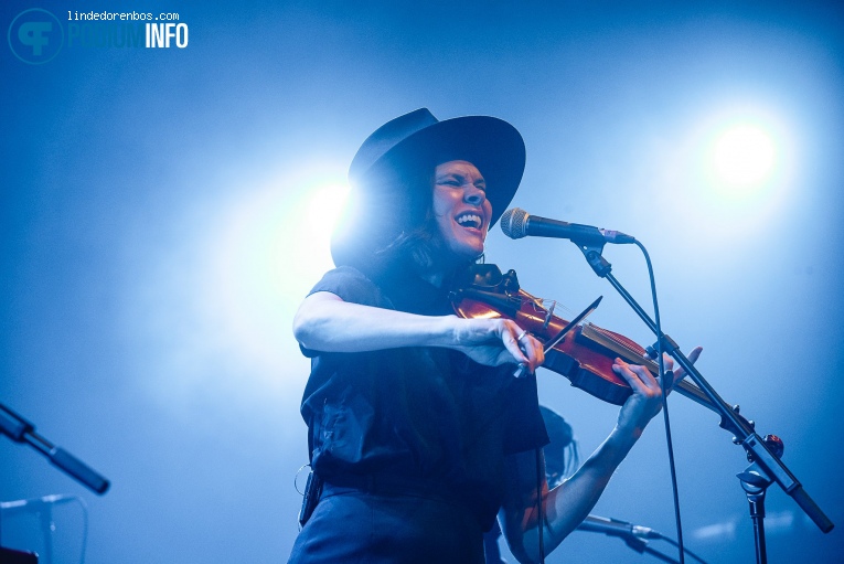 Suzanne Santo op Hozier - 04/12 - TivoliVredenburg foto