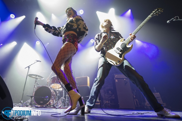 Surfbort op Wolf Alice - 11/12 - TivoliVredenburg foto