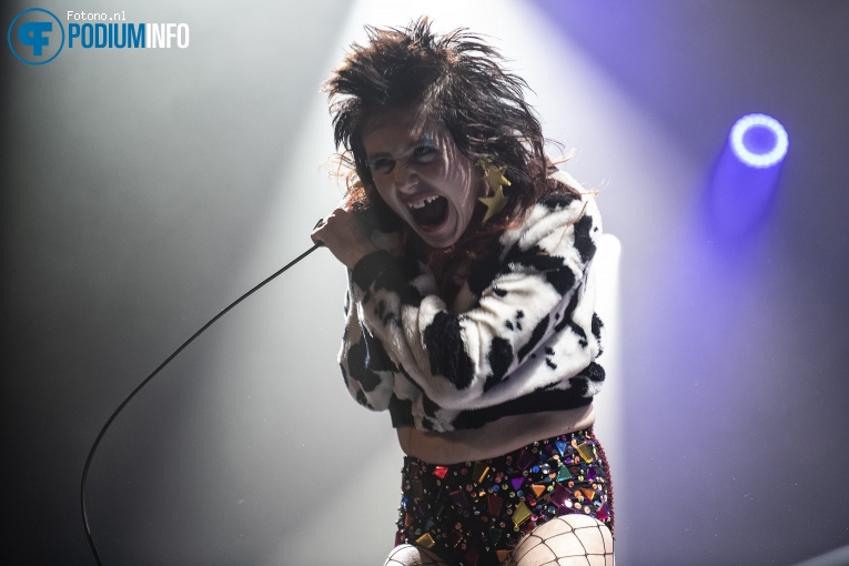 Surfbort op Wolf Alice - 11/12 - TivoliVredenburg foto
