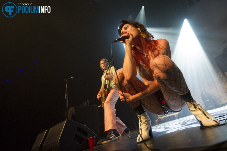 Surfbort op Wolf Alice - 11/12 - TivoliVredenburg foto
