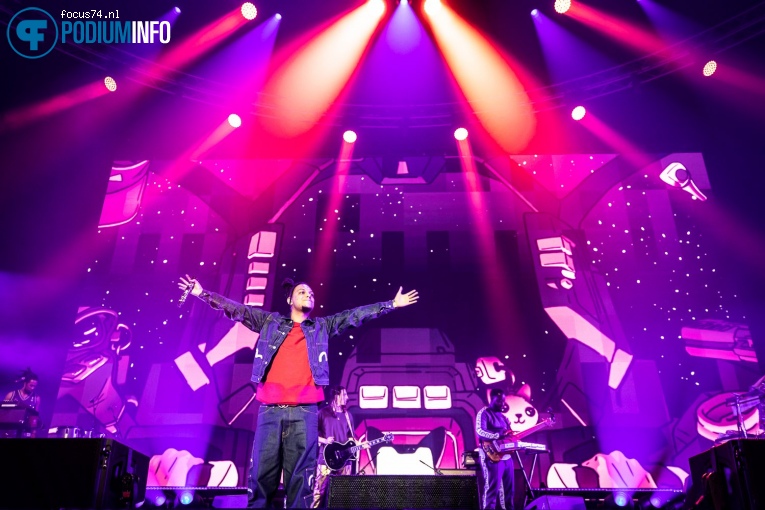 Ronnie Flex & Deuxperience Band op Ronnie Flex - 16/12 - AFAS Live foto