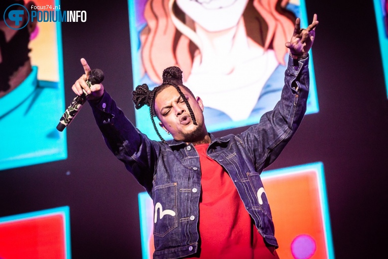 Ronnie Flex & Deuxperience Band op Ronnie Flex - 16/12 - AFAS Live foto