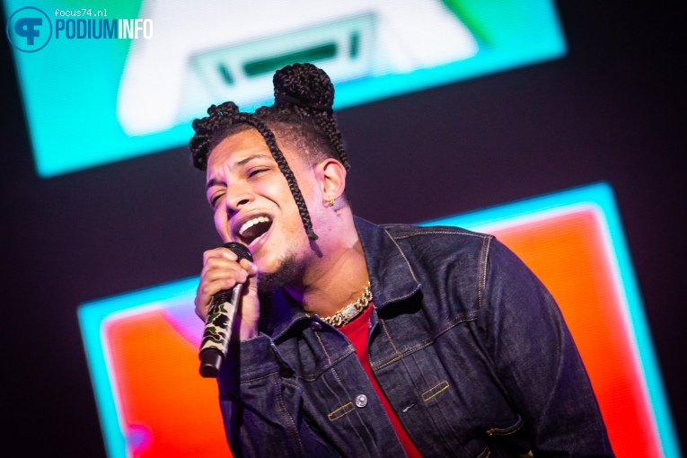 Ronnie Flex & Deuxperience Band op Ronnie Flex - 16/12 - AFAS Live foto