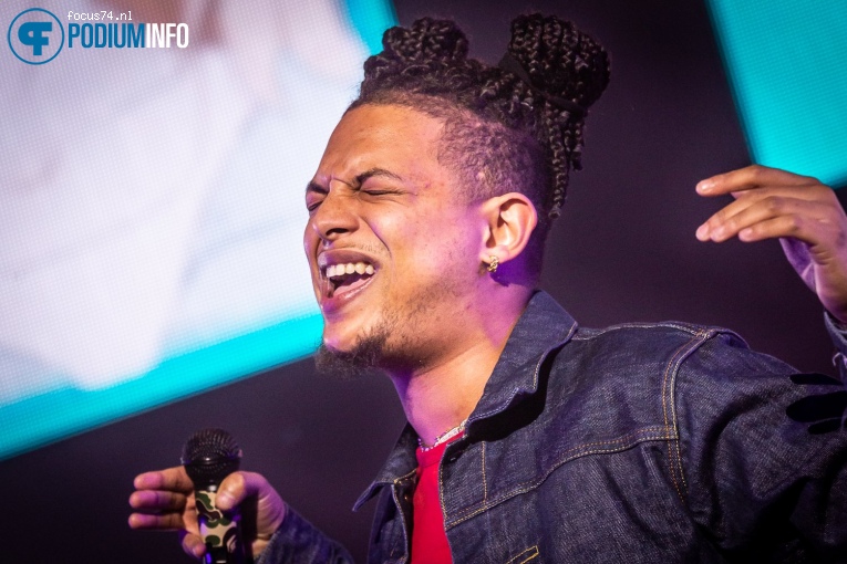 Ronnie Flex & Deuxperience Band op Ronnie Flex - 16/12 - AFAS Live foto