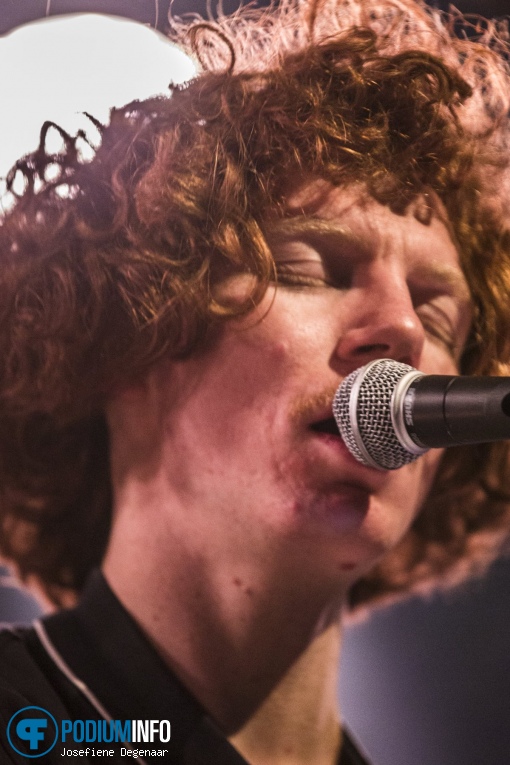 Sea Moya op Durand Jones & the Indications - 25/01 - Paradiso Noord (Tolhuistuin) foto