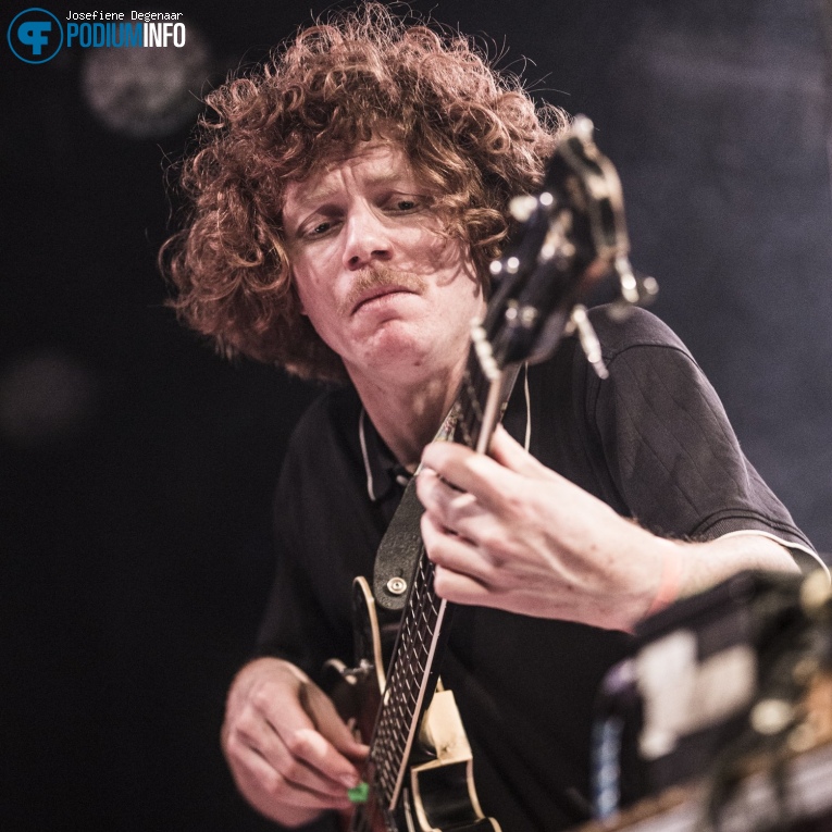 Sea Moya op Durand Jones & the Indications - 25/01 - Paradiso Noord (Tolhuistuin) foto