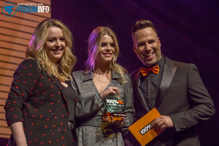 Davina Michelle op 100% NL Awards - 7/2 - The Box foto