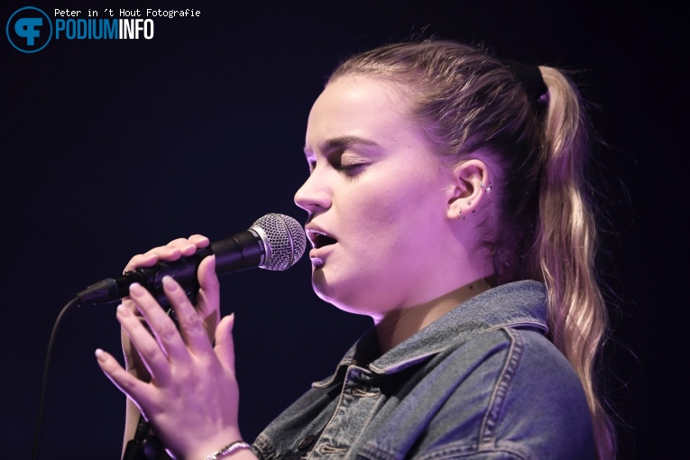 Charlotte op Mike Yung - 08/02 - TivoliVredenburg foto