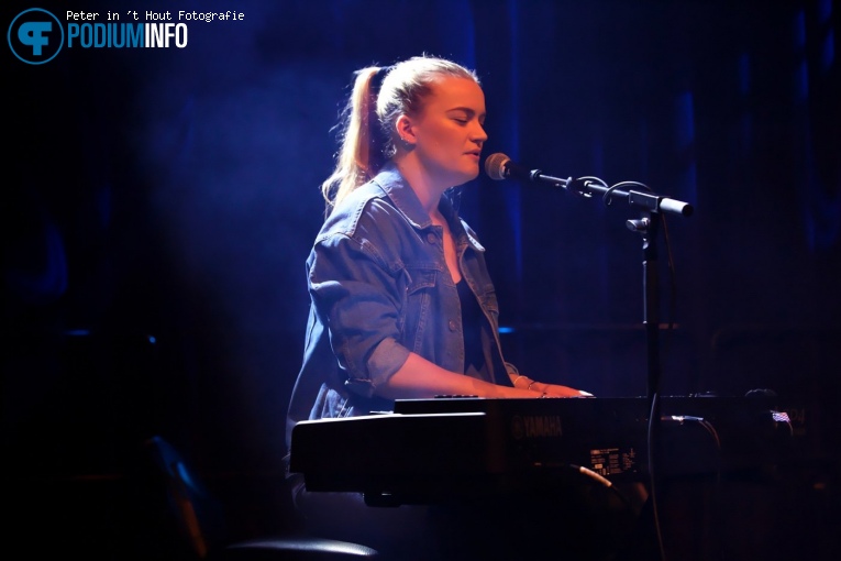 Charlotte op Mike Yung - 08/02 - TivoliVredenburg foto