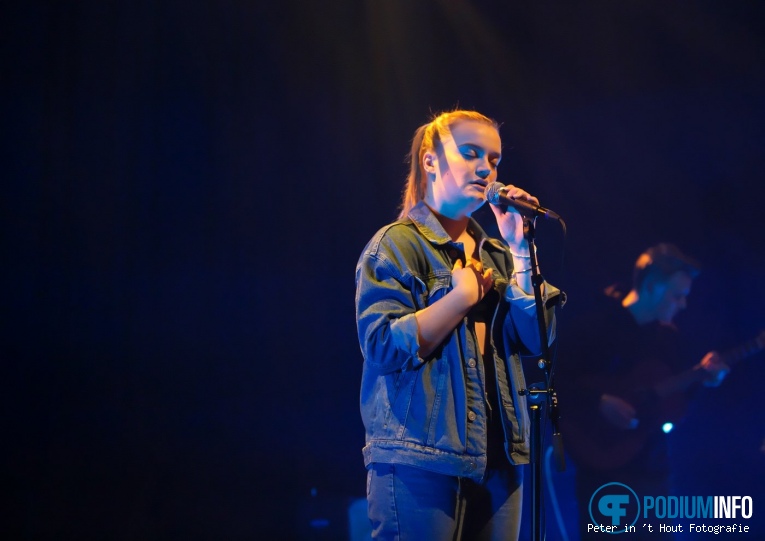 Charlotte op Mike Yung - 08/02 - TivoliVredenburg foto