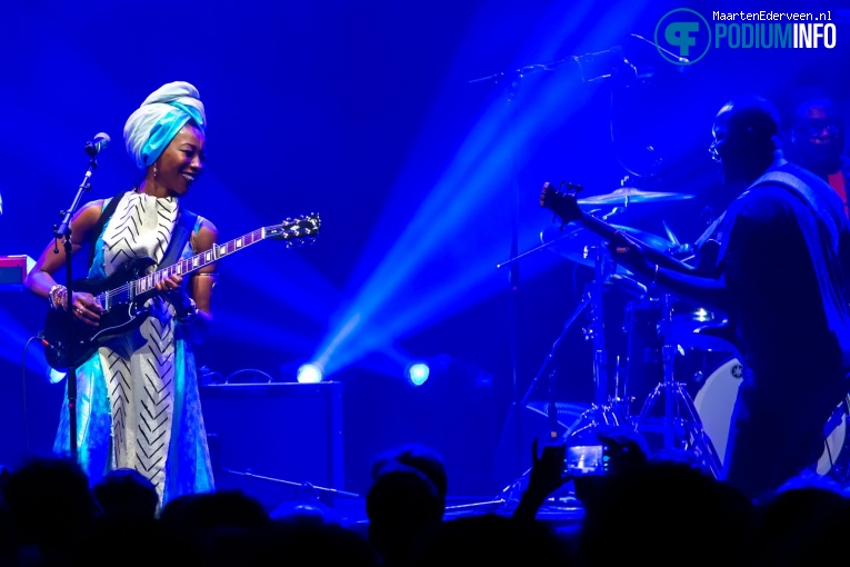Fatoumata Diawara op Fatoumata Diawara - 07/02 - Paard foto