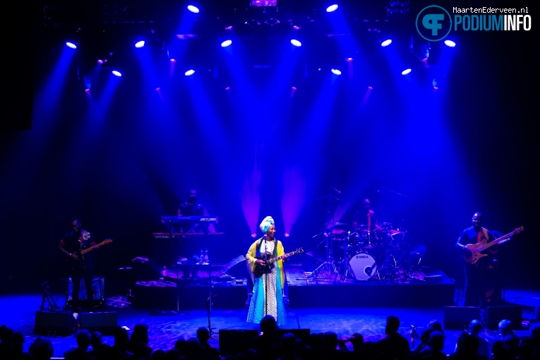 Fatoumata Diawara op Fatoumata Diawara - 07/02 - Paard foto
