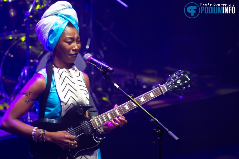 Fatoumata Diawara op Fatoumata Diawara - 07/02 - Paard foto