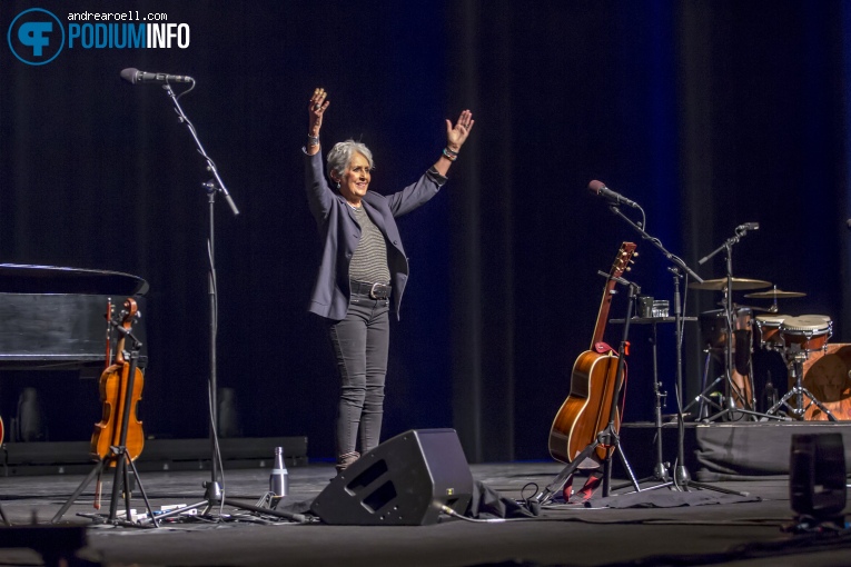 Joan Baez op Joan Baez - 08/02 - Carré foto