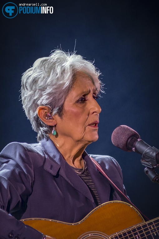 Joan Baez op Joan Baez - 08/02 - Carré foto