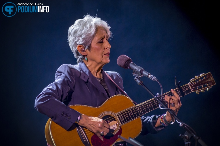 Joan Baez op Joan Baez - 08/02 - Carré foto