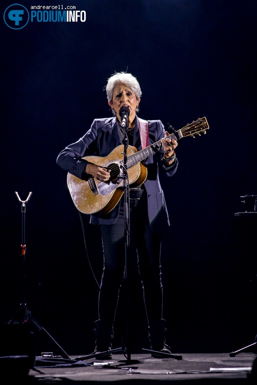 Joan Baez op Joan Baez - 08/02 - Carré foto