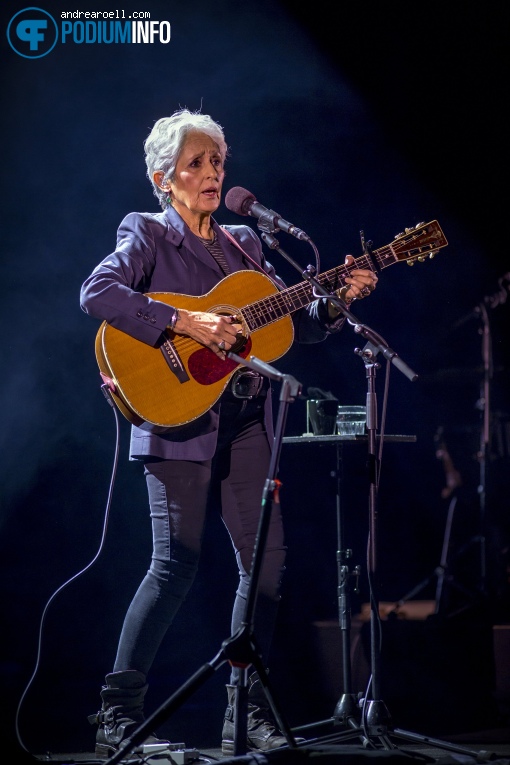 Joan Baez op Joan Baez - 08/02 - Carré foto