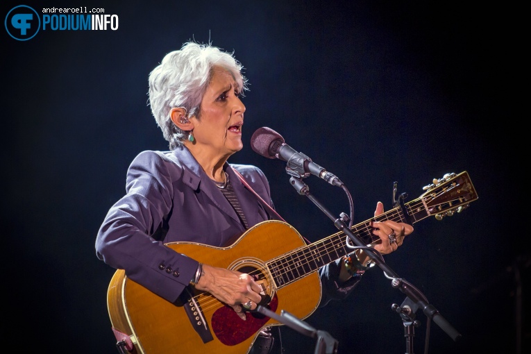 Joan Baez op Joan Baez - 08/02 - Carré foto