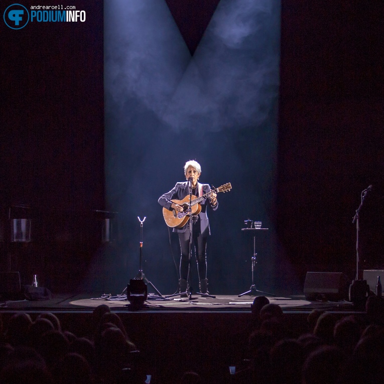 Joan Baez op Joan Baez - 08/02 - Carré foto