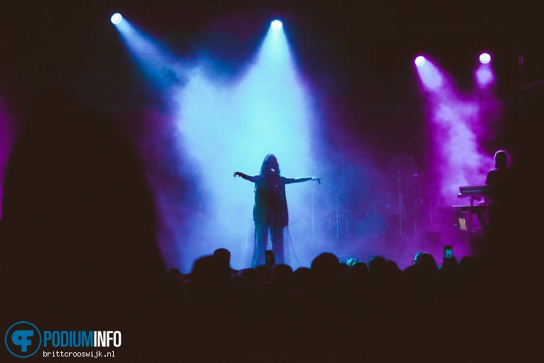 Naaz op Hayley Kiyoko - 19/02 - Paradiso foto
