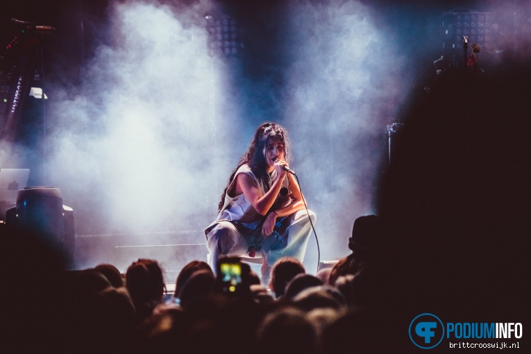 Naaz op Hayley Kiyoko - 19/02 - Paradiso foto