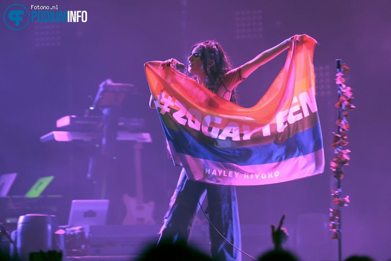 Naaz op Hayley Kiyoko - 21/02 - TivoliVredenburg foto
