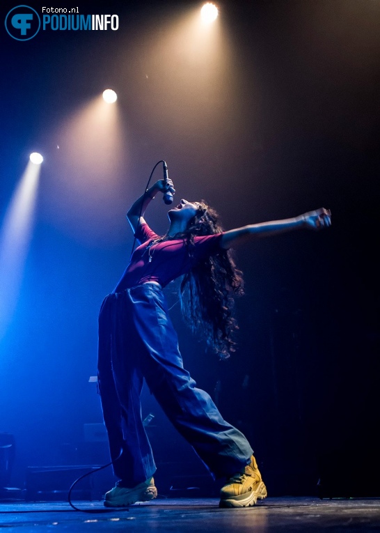 Naaz op Hayley Kiyoko - 21/02 - TivoliVredenburg foto